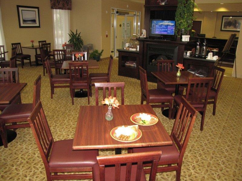 Best Western Plus Muskoka Inn Huntsville Restaurant photo